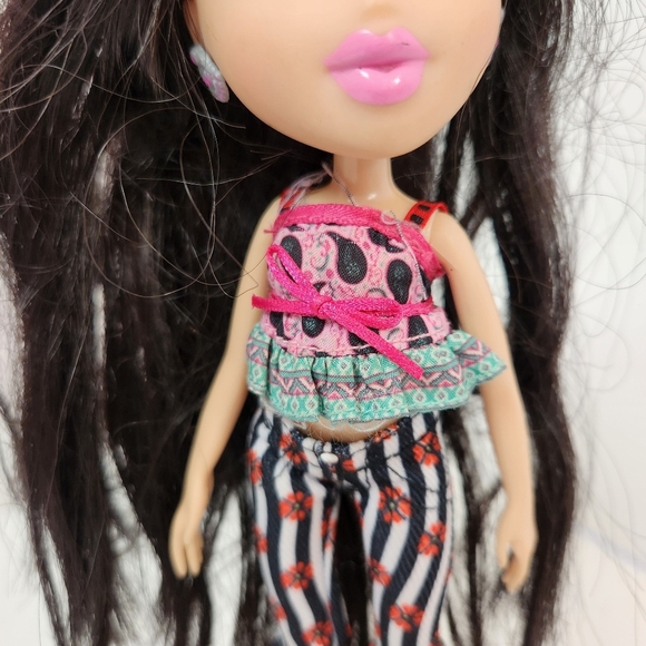 BRATZ Jade Study Abroad to Russia Doll MGA 2015 Black Hair Hippie Boots - Picture 3 of 8